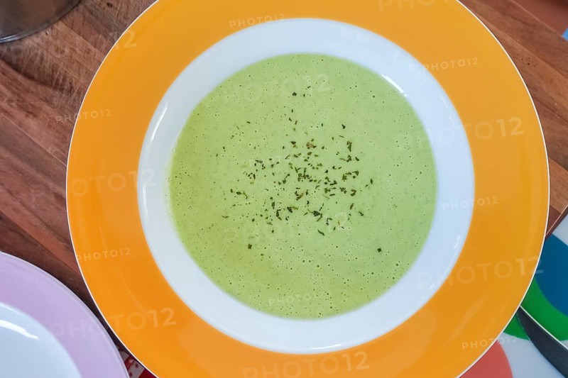 Southern German cuisine, pea soup, vegetable soup, vegetarian cuisine, soup plate, herbs, healthy, food photography, studio, Germany