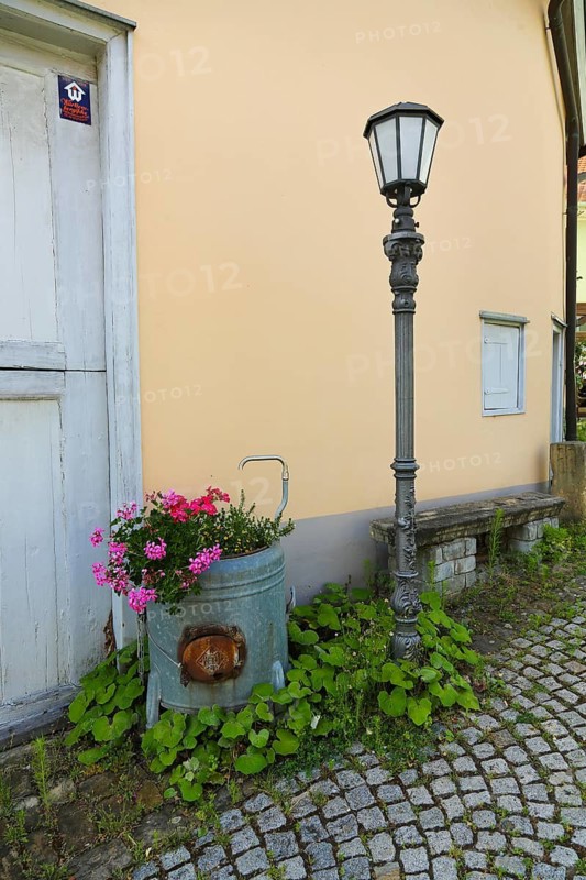 Grüner Hof, Heimat Museum, historical zinc tub, washing trough with plants, cranesbill (Geranium), funny plant trough with water tap, old street lamp, luminaire, still life, idyll, Eningen unter Achalm, Baden-Württemberg, Germany