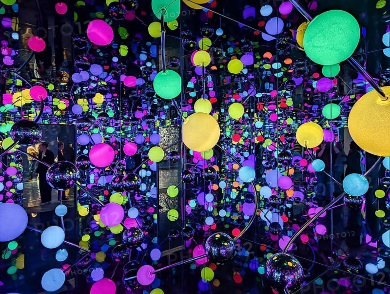 Immersive art installation Infinity Room, colorful polka dots, dots, spheres, Japanese artist Yayoi Kusama, vivid lighting effects, reflections, infinite space, infinity, illusion, pop art, exhibition Love you for infinity, Sprengel Museum, Hanover, Germany