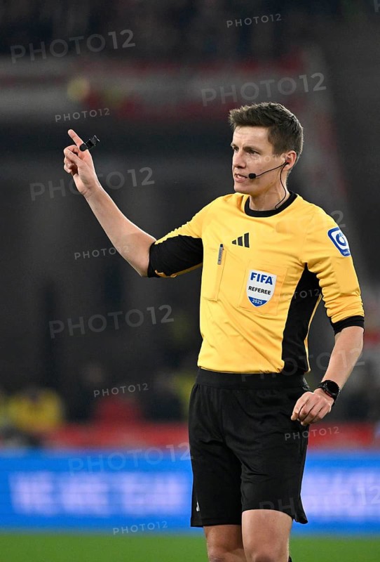 Referee Referee Daniel Siebert Gesture Gesture MHPArena, MHP Arena Stuttgart, Baden-Württemberg, Germany