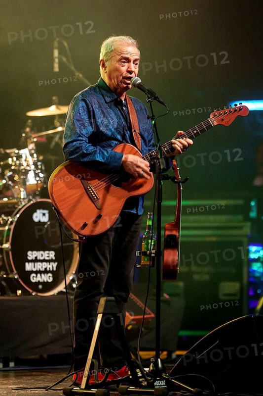 Günther Sigl, singer of the Spider Murphy Gang live on The Acoustic Tour Unplugged at Berlin's Admiralspalast on 30/04/2025