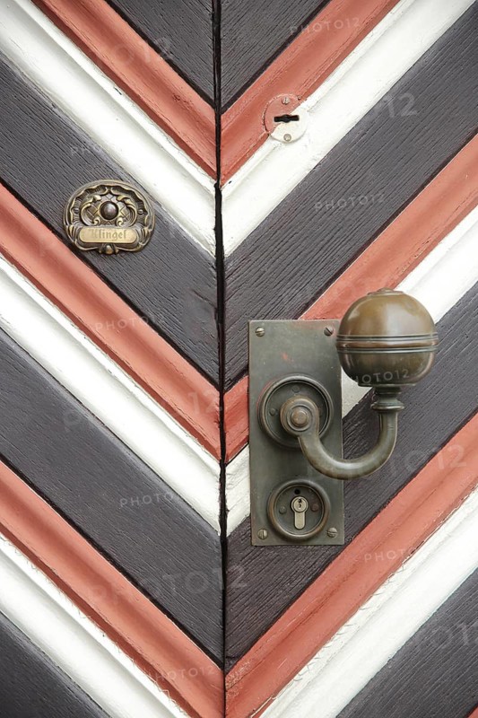 Red brown pattern on the front door of City Hall, door handle, doorknob, keyhole, detail, Berger Rathausplatz, Heimatmuseum, Bergen, Frankfurt am Main, Hesse, Germany