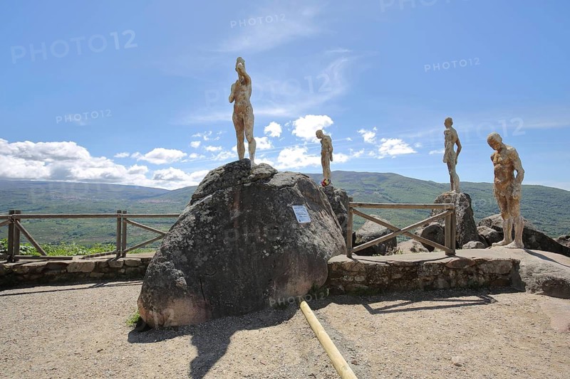 Sculpture group by Francisco Cedenilla Carrasco 2009, Civil War Memorial, Modern Art, Bronze sculpture, sculpture group, life-size, Mirador de la Memoria viewpoint, El Torno, Sierra de Gredos, Extremadura, Spain