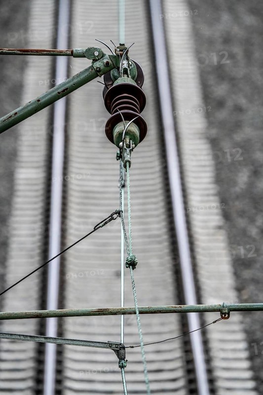 Traction current, overhead line, detail, tensioning of current-carrying lines, insulators, power supply to trains