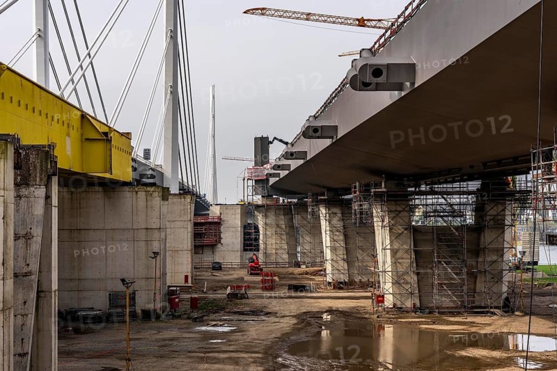 Construction of the second Neuenkamp motorway bridge of the A40, across the Rhine near Duisburg, parallel to the existing first bridge, the new bridge pillars are standing, the bridge segments have already been advanced to the final position from both sides, now the open-front construction of the main bridge field begins, from both sides, the complete completion is planned for 2028, North Rhine-Westphalia, Germany
