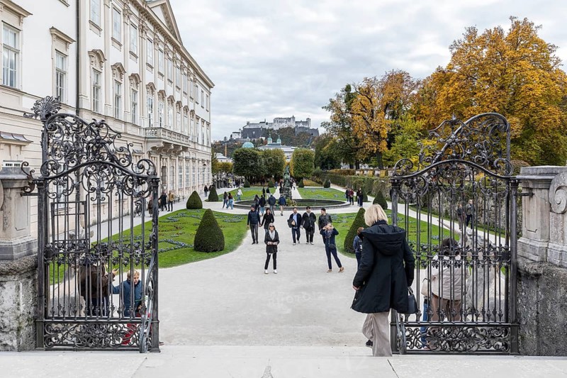 Mirabell Palace and Palace Park, small garden axis with Pegasus fountain and view of Hohensalzburg Fortress, Salzburg, Austria