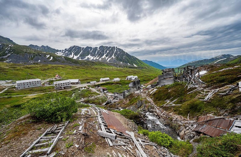 Building of the former Gold Mine Independence Mine in mountainous landscape, Independence Mine State Historical Park, Hatcher Pass, Talkeetna Mountains, Alaska, USA