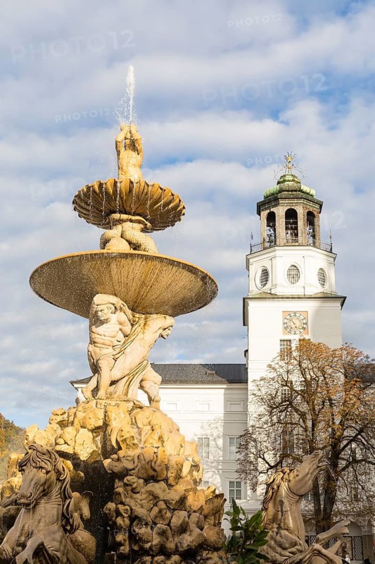 Residenzbrunnen am Residenzplatz, in the background the New Residence with tower with glockenspiel, Salzburg, Austria