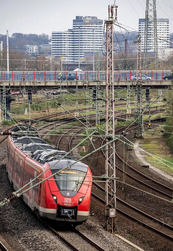Regional train on the railway line between Mülheim an der Ruhr, and Duisburg, busy railway line, for local and long-distance traffic, freight traffic, North Rhine-Westphalia, Germany