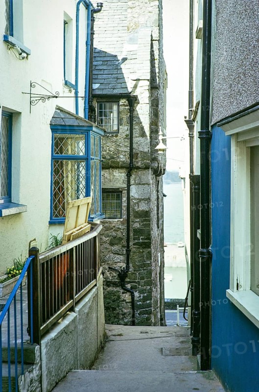 Enge Gasse, die zum Meer führt, Tenby, Pembrokeshire, Wales, UK Mai 1970