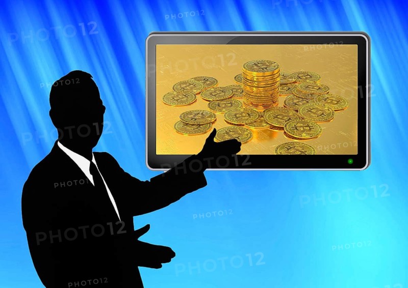 Symbolic image for stock market, Bitcoin, banker offers Bitcoin, bull and bear, rising and falling prices, New York Stock Exchange, dollar reserve currency in question, President Trump with erratic policies, Ukraine and Iran war, consequences of world economy, stock trading, world crisis, money, finances, stock market crash, performance, securities, speculation, greed, price fall, Brexit, euro crisis, economic development, stock market crash, inflation, money transactions, international stock exchanges, economic policy, financial policy