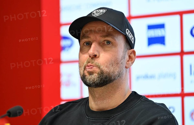 Press conference coach Sebastian Hoeness VfB Stuttgart portrait dissatisfied sour disappointed gesture soccer Bundesliga, Voith-Arena, Heidenheim, Baden-Württemberg, Germany