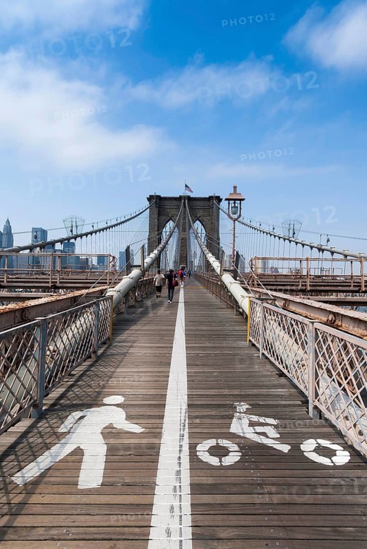 Brooklyn bridge, footpath, crossing, traffic, Manhattan, New York City, USA