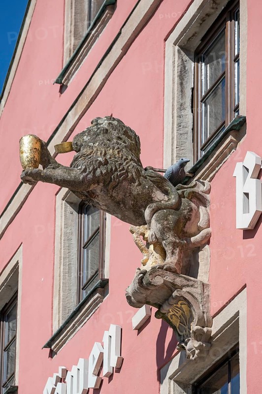 Lion figure above the entrance portal of the former brewery inn Zum Goldenen Löwen, since 1664, Luitpoldstraße 3, Weißenburg, Middle Franconia, Bavaria, Germany