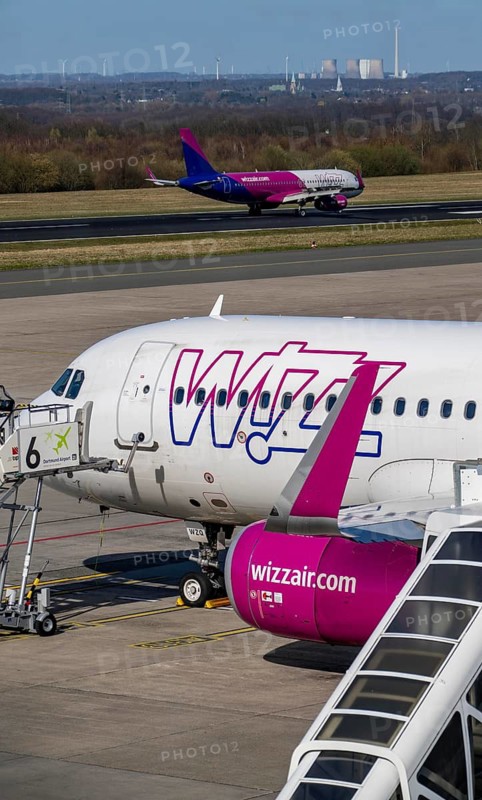 Dortmund Airport, Wizzair Airbus A320, on the apron, during take-off, regional airport, many connections to Eastern Europe, Hungarian low-cost airline