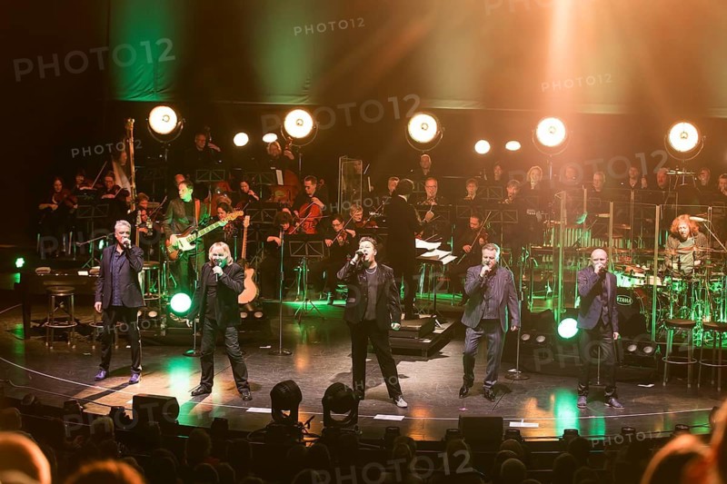 The Prinzen, consisting of the singers Jens Sembdner, Tobias Künzel, Sebastian Krumbiegel, Henri Schmidt and Wolfgang Lenk (from left to right) live on Symphonica Tour together with the Thüringen Philharmonie Gotha-Eisenach under the baton of conductor Christian Dellacher at Berlin's Friedrichstadtpalast on 19 January 2026