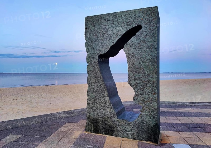 Sculpture View to Amrum made of diabase stone by Markus Theissen with full moon, beach promenade in Wyk auf Föhr, North Frisia, Germany