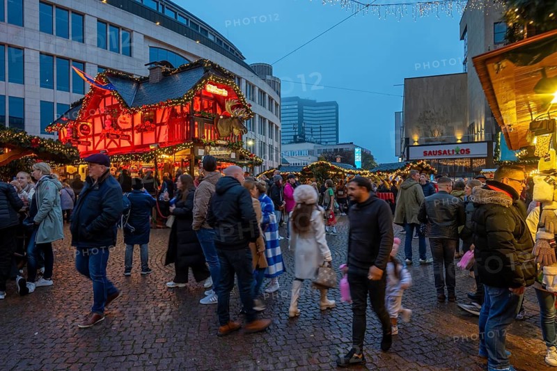Pre-Christmas time, visitors to de, Christmas market in downtown Essen, on Kennedyplatz, the market is already opening in mid-November, Christmas lights, Essen Light Weeks, North Rhine-Westphalia, Germany