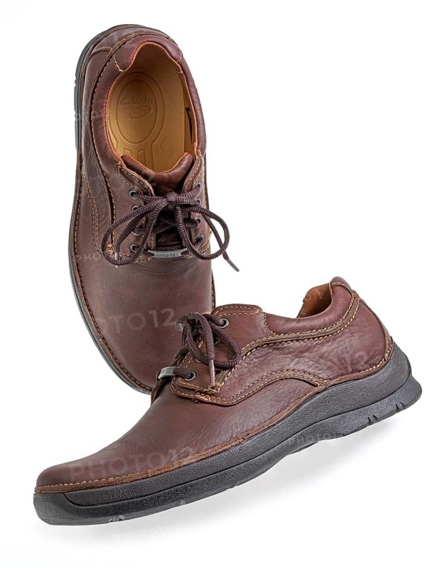 1 pair of shoes, men's shoes, in front of a white background, studio shot