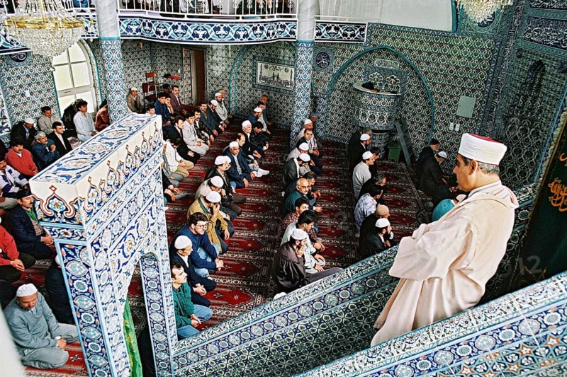 Datteln, DEU, 12.05.1995 - Muslims have gathered for Friday prayers at a mosque in Datteln, Datteln, North Rhine-Westphalia, Germany