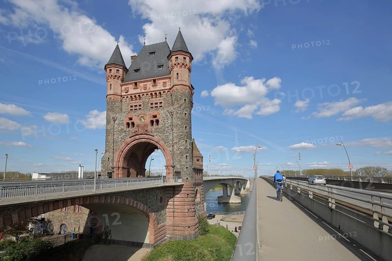 Nibelungen Tower built in 1900 across the Rhine, Nibelungen Bridge, gatehouse, landmark, Worms, Rhineland-Palatinate, Germany
