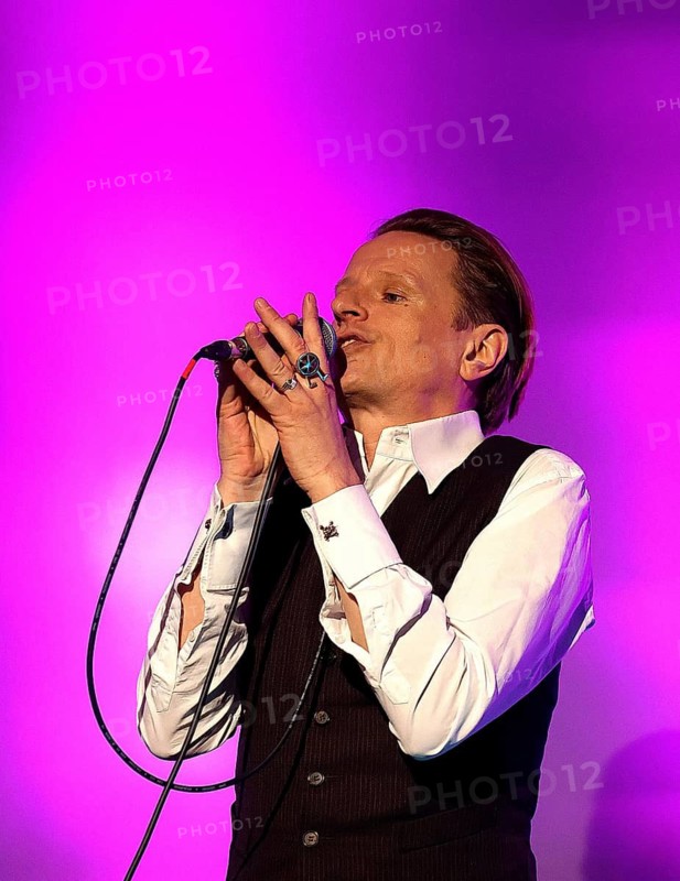 Alexander Scheer sings David Bowie at the German Audio Film Awards ceremony at the Colosseum cinema in Berlin on 24.03.2026
