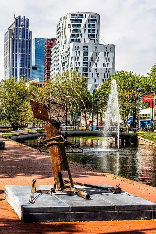 Mother and Child sculpture by Carel Visser, Netherlands 1928, sculpture route along the Westersingel, Rotterdam, the Netherlands