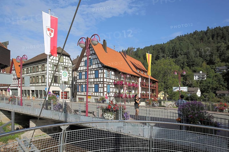 Half-timbered houses and city flag, bridge, main street, Schiltach, Southern Black Forest, Black Forest, Baden-Württemberg, Germany