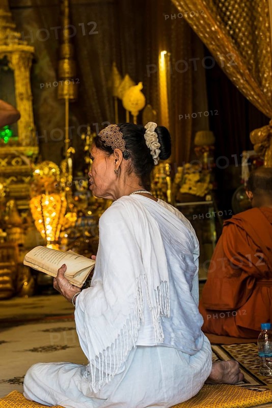 Praying Nun, Angkor Wat, Angkor, UNESCO World Heritage Site, Siem Reap, Cambodia, Indochina, Southeast Asia