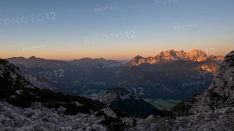 Sunset over the Lofer valley with Sonntagshorn Hochstaufen and the horse-rider Alm massif with Häuselhorn, Wagendrischelhorn and Stadelhorn, Salzburg state, Austria
