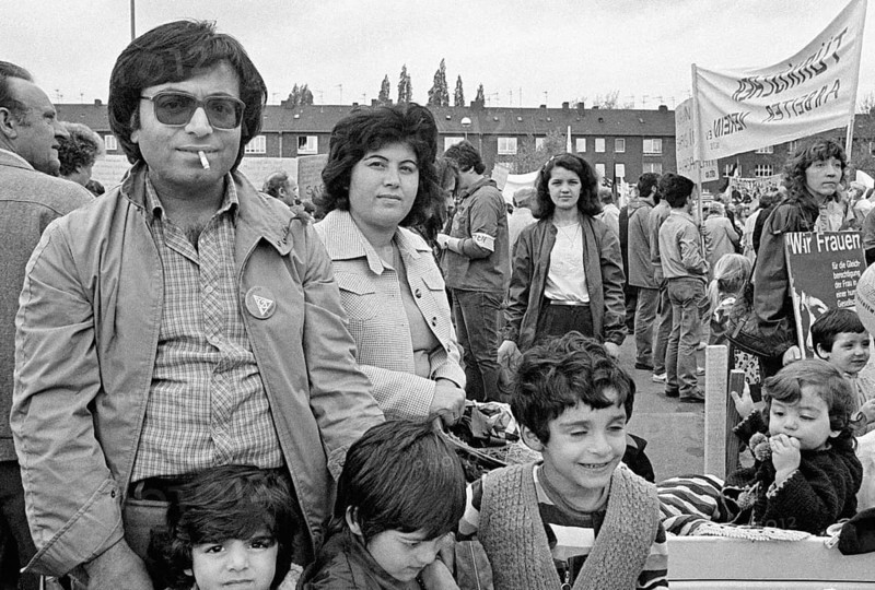 Gelsenkirchen, DEU - 01.05.1983 - Labor Day meeting on the market square in Gelsenkirchen, May 1st rally of the DGB, Turkish family with their children, Gelsenkirchen, Germany