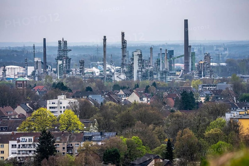 Ruhr Oel GmbH, BP Gelsenkirchen Refinery, in GE-Horst, production of products from mineral oil, gasoline, diesel, kerosene, view over the Beckhausen district, Gelsenkirchen, North Rhine-Westphalia, Germany