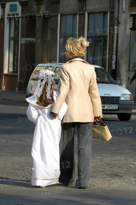 Breslau, POL, 30.04.2004 - A mother accompanies her daughter in Wroclaw, Poland, to church in her communion dress, Poland