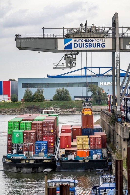 Port of Duisburg Ruhrort, Container freighter being loaded and unloaded at DeCeTe, Duisburg Container Terminal, Duisport, Duisburger Hafen AG, Duisburg, North Rhine-Westphalia, Germany