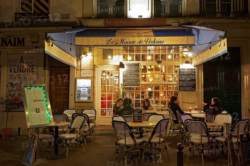 Bistro with terrace in the Latin Quarter at night, La Maison de Verlaine, home of Paul Verlaine and Ernest Hemingway, Latin Quarter, Paris, France