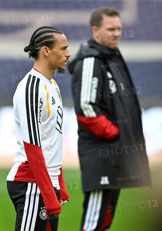 Leroy Sané GER (19) behind national team coach Coach Julian Nagelsmann GER football, training German national team, national team, MHPArena, MHP Arena Stuttgart, Baden-Württemberg, Germany