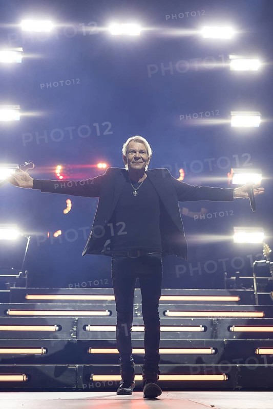 Matthias Reim live on ..und plötzlich bist du Kult! Tour in the Berlin Uber Arena on 29 December 2024