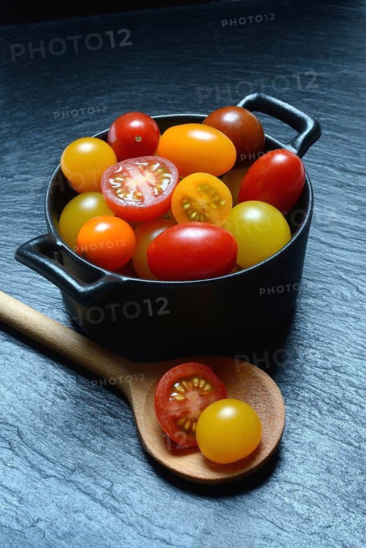 Various cherry tomatoes in pots, cherry tomato