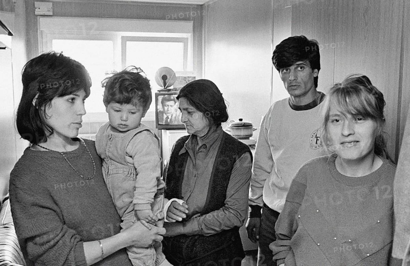 Mülheim, DEU - 16.07.1991 - Albanian refugee family in an asylum shelter, Mülheim, Germany