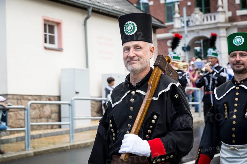 Bergstreit Day 2025 in Schneeberg, the miners of all trades proudly wear their habit on this traditional day, Great Mountain Parade from Neustädtel to the market square and to the church of St. Wolfgang in Schneeberg, the brass bands play the Steigerlied zum Marsch, Ore Mountains, Saxony, Germany