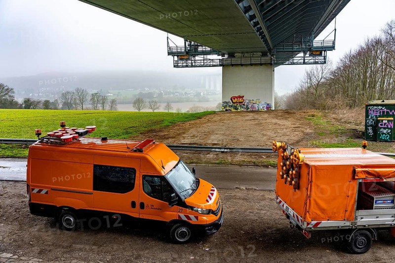Autobahn GmbH vehicles under the Ruhr Valley Bridge, work in the bridge box, during the closure of the A52 motorway, between AK Breitscheid and AS Kettwig, in the direction of Essen, a transitional structure where the roadway merges with the Ruhr Valley Bridge is damaged and must be renewed, how long the repair will take is still unknown, the consequences are long traffic jams and delays for car drivers, the bridge is damaged and must be renewed by more than 8 0.000 vehicles are used and are to be replaced in the long term, it was completed in 1966, it is the longest Steel road bridge in Germany