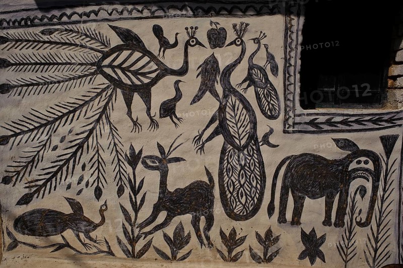 Khovar art (Hazaribagh district, Jharkhand, India) . The Sohraï and Khovar art are art forms practised by the rural low caste and tribal women in the Hazaribagh district. Every october-november, they paint their house mud walls to welcome the harvest and celebrate the cattle. These paintings depict animals and plants of the surroundings in a simple way