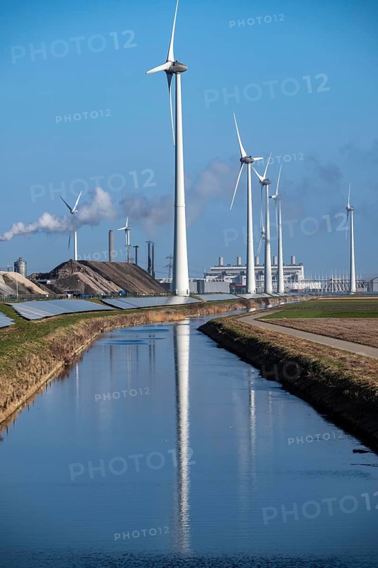 Solar park on the Slaperdijk dike near Eemshaven, test project, 17000 solar modules have been installed over 5 km, the Netherlands has over 22, 000 km of dyke line, here it is being tested whether such an installation is successful and can be expanded, wind farm, in the back the RWE coal-fired power plant Eemshavencentrale Groningen, the Netherlands