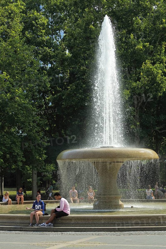 Lucae fountain with water fountain at Opernplatz, city centre, Main, Frankfurt, Hesse, Germany