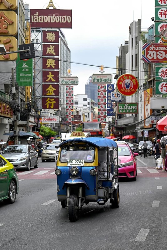 Street scene on Yaowarat Road, China Town, Chinese neighbourhood, Sampheng, Bangkok, Thailand