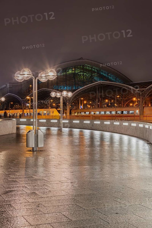 North-eastern part of the Domplatte, behind it the main railway station, Cologne, North Rhine-Westphalia, Germany