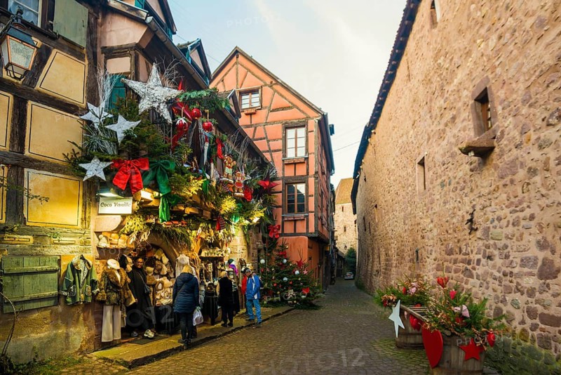 Christmassy decorated half-timbered houses, Christmas market, Riquewihr, Grand Est, Haut-Rhin, Alsace, France