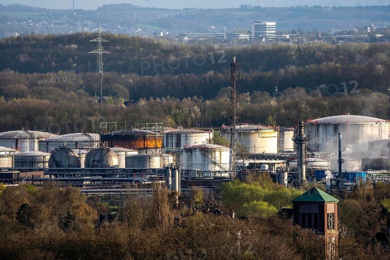 Ruhr Oel GmbH, BP Gelsenkirchen Refinery, in GE-Horst, production of products from mineral oil, aral, gasoline, diesel, kerosene, large tank farm, Gelsenkirchen, North Rhine-Westphalia, Germany