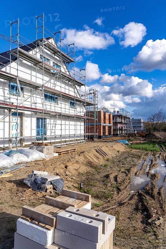 New-build neighbourhood, around 140 detached and semi-detached houses being built in the south of Duisburg, various developers, shells, construction work, North Rhine-Westphalia, Germany