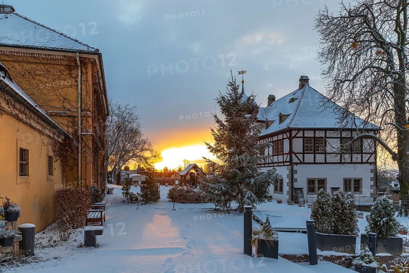 Sunrise at the Hoflössnitz winery in winter, Oberlössnitz in the snow, Radebeul, Saxony, Germany